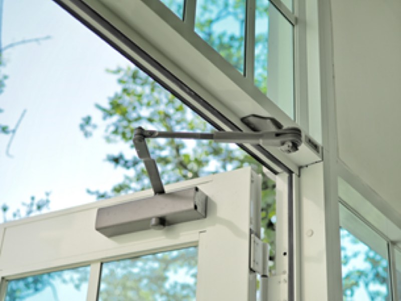 Door closer on the main building door